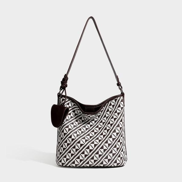 Geometrisch gemusterte Schultertasche mit gewebtem Ethno-Muster, dunkelbrauner Lederoptik-Besatzung, langem verstellbarem Riemen und kleinem herabhängendem Reißverschluss