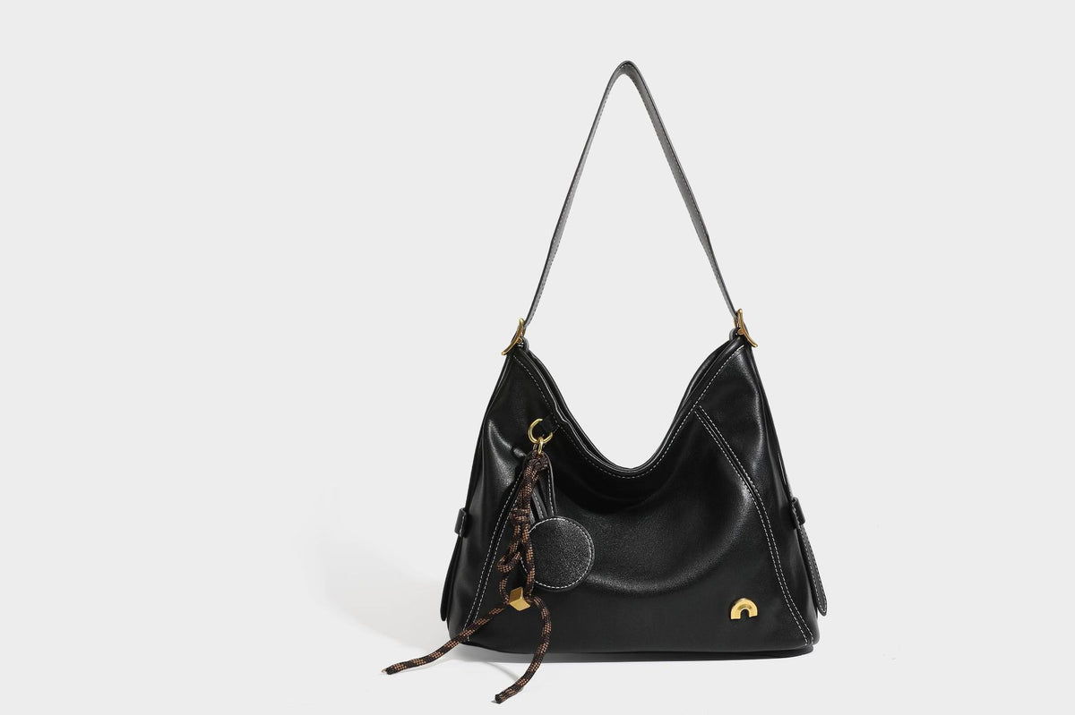 Lässige Hobo-Schultertasche mit glatter Oberfläche in Lederoptik, kontrastierenden Steppnähten, antikgoldfarbenen Metallelementen und, Detail