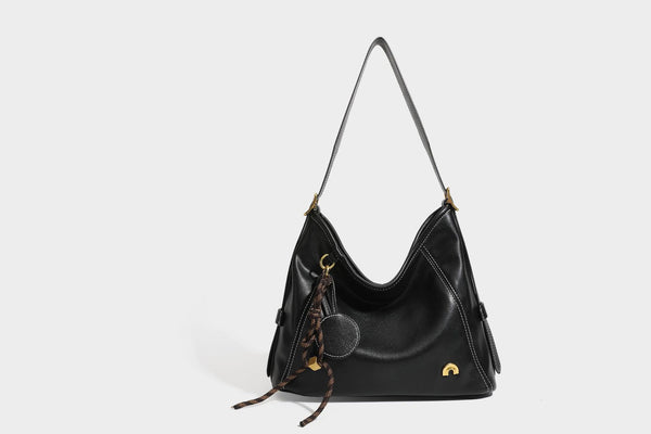 Lässige Hobo-Schultertasche mit glatter Oberfläche in Lederoptik, kontrastierenden Steppnähten, antikgoldfarbenen Metallelementen und, Detail