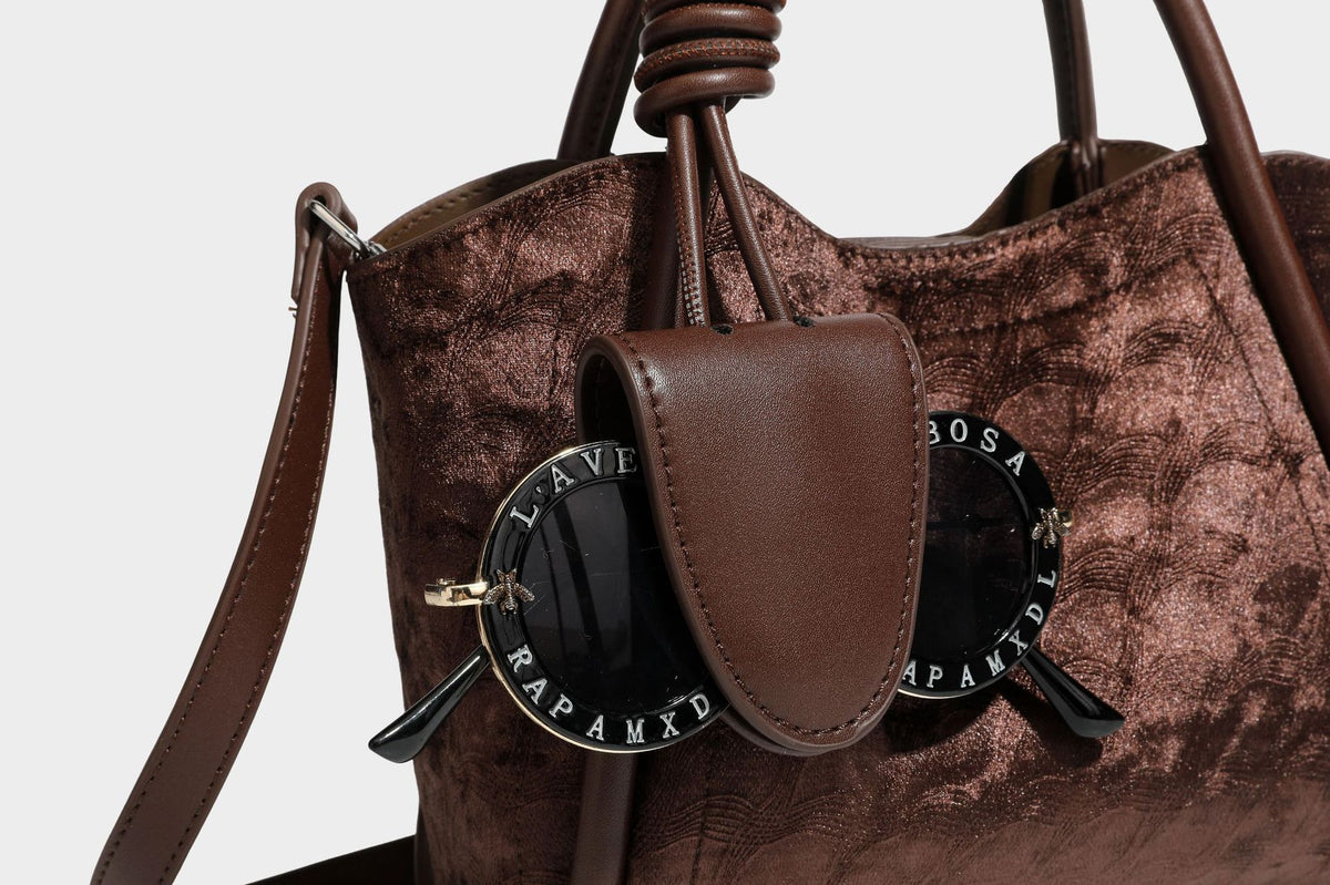 Kleine, strukturierte Henkeltasche mit samtartiger Oberfläche in Braun, geknoteten Henkeln, Fronttasche mit Klappe und abnehmbarem Detail