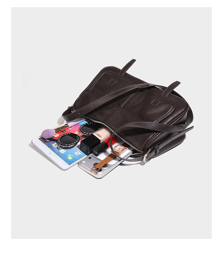 Strukturierte rechteckige Schultertasche mit Überschlag vorne in dunkler Espresso-Lederoptik, mit silberfarbenen Beschlägen und langem
