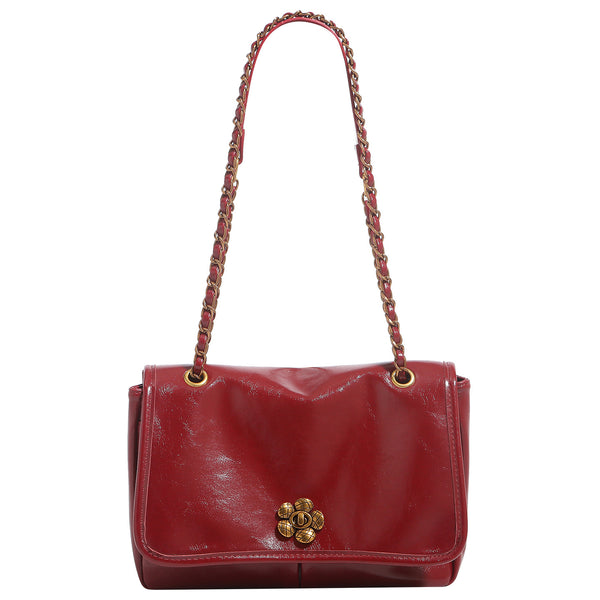 Structured glossy flap shoulder bag with antique gold floral turn-lock clasp and chain-and-leather strap, detail view 5
