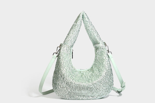 Lässig drapierte, tropfenförmige Hobo-Schultertasche mit durchgehendem Metallic-Paillettenbesatz und silberfarbenen Metalldetails, Detailansicht 24