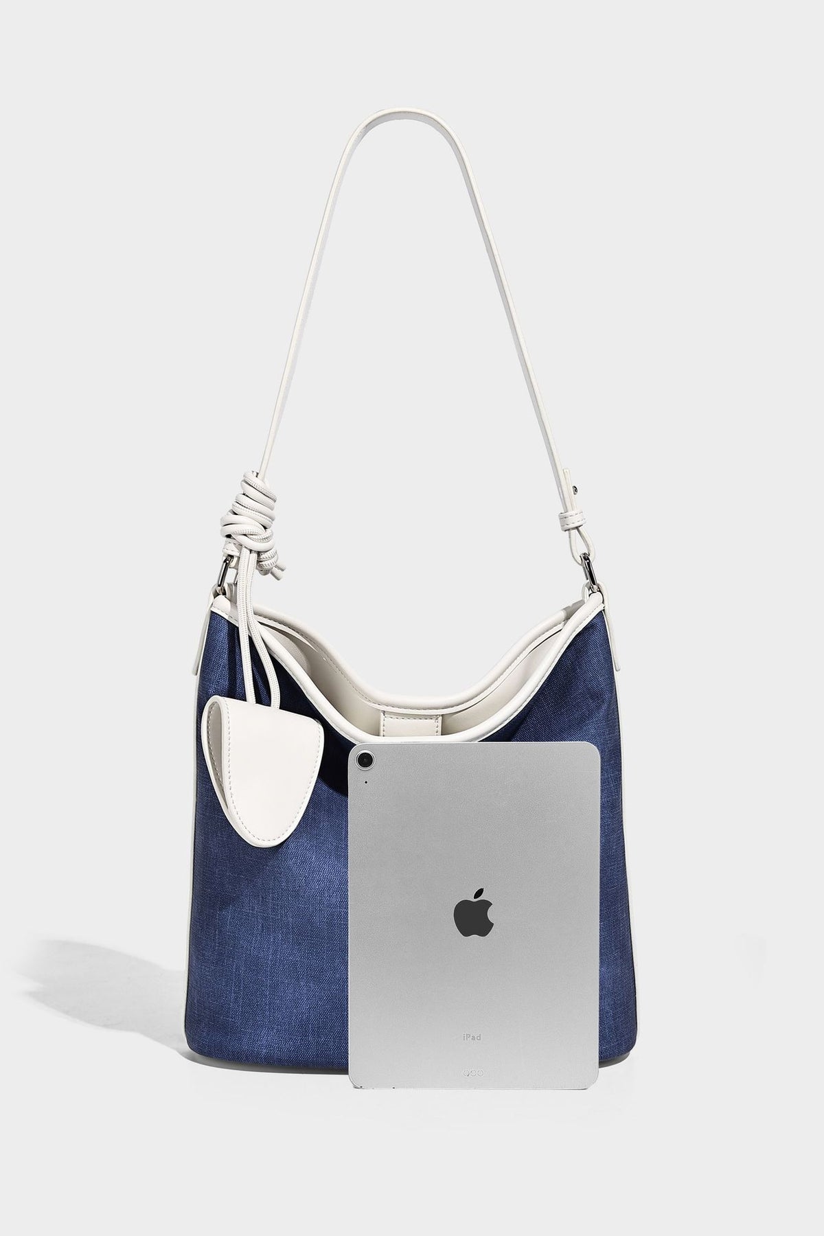 Große Bucket-Schultertasche aus Canvas in Denim-Optik mit Besatz in weißer Lederoptik, geknotetem Riemen und abnehmbarer Mini-Tasche auf der Vorderseite