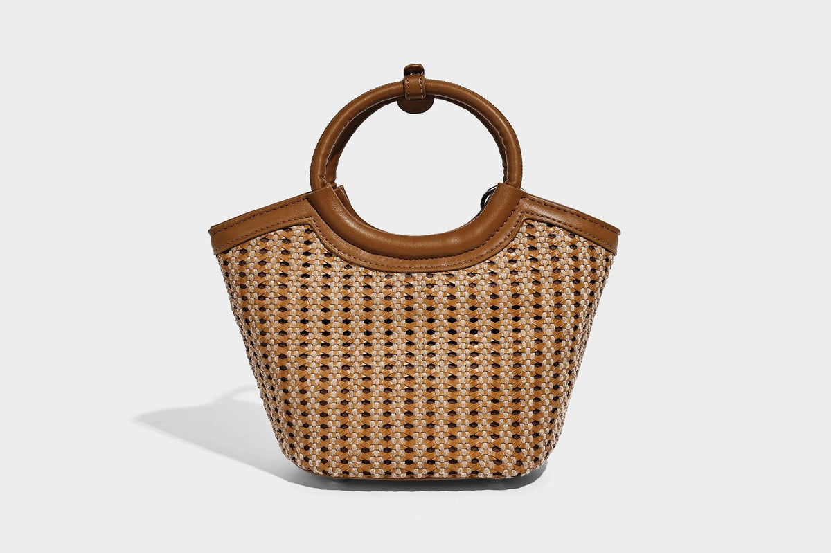 Kleine gewebte Beuteltasche in Tanbraun mit rundem Henkel aus Lederimitat, Quastenanhänger mit Perlen und abnehmbarem Crossbody-Riemen