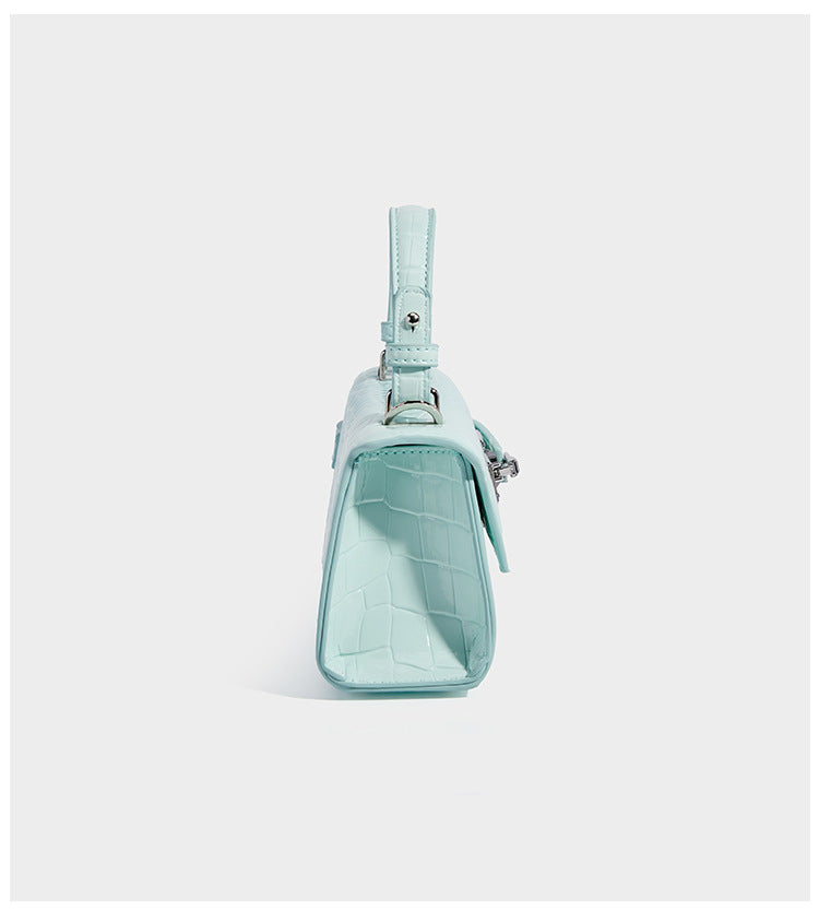 Mini-Henkeltasche mit strukturierter Form und Krokodilprägung, silberfarbenem Drehverschluss sowie abnehmbarem Schulterriemen, Detailansicht
