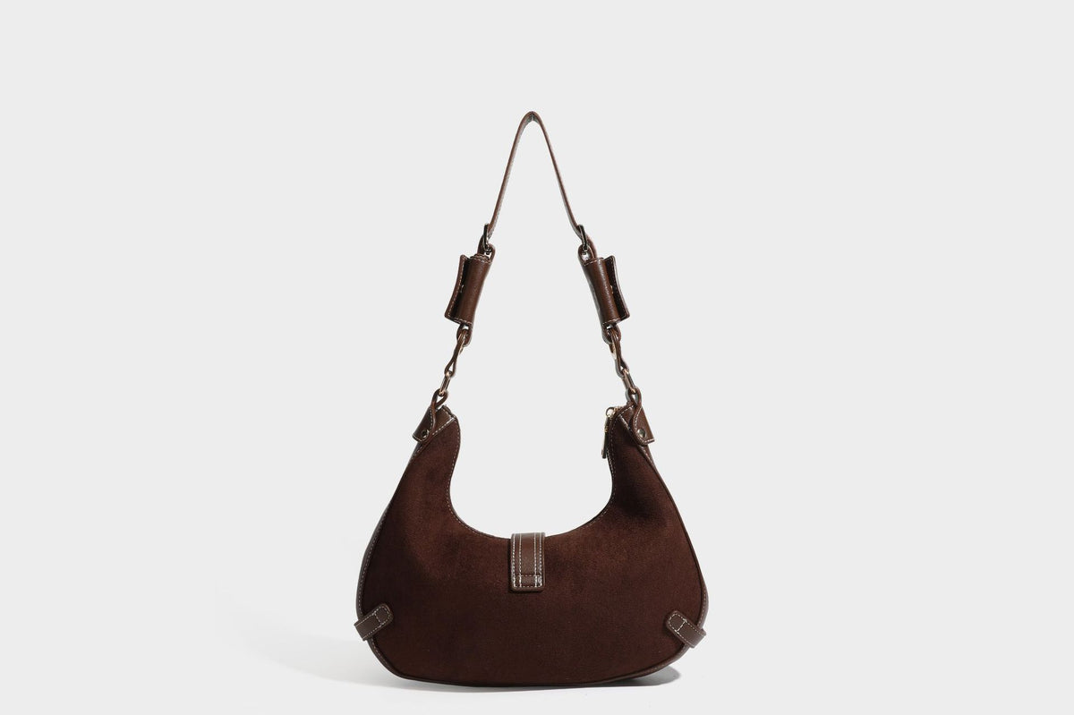 Halbmondförmige Schultertasche in camelbrauner Wildlederoptik mit weißen Kontrastnähten, goldfarbenen Beschlägen und