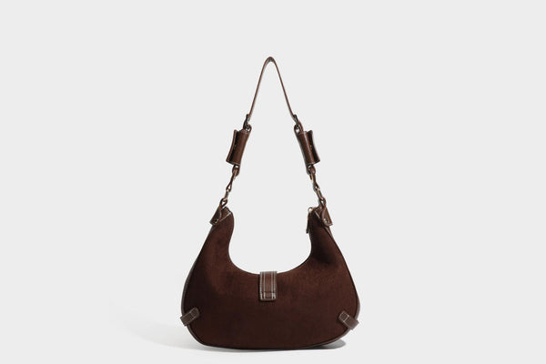 Halbmondförmige Schultertasche in camelbrauner Wildlederoptik mit weißen Kontrastnähten, goldfarbenen Beschlägen und