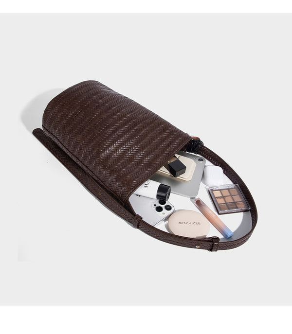 Gewebte Chevron-Beuteltasche in Lederoptik mit verstellbarem Schulterriemen und goldfarbenem Charm-Anhänger, Detailansicht 19