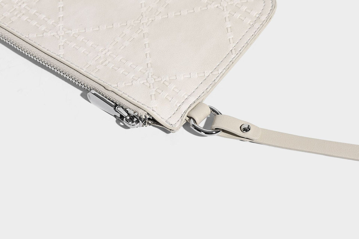 Lässige Hobo-Schultertasche in Elfenbein mit geprägter Lederoptik, einem Schulterriemen und abnehmbarer Reißverschlusstasche mit