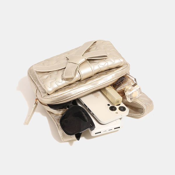 Perlmuttfarbene, sternengesteppte wandelbare Schultertasche mit Schleifendetail und goldfarbener Kettenriemen, Detailansicht 4