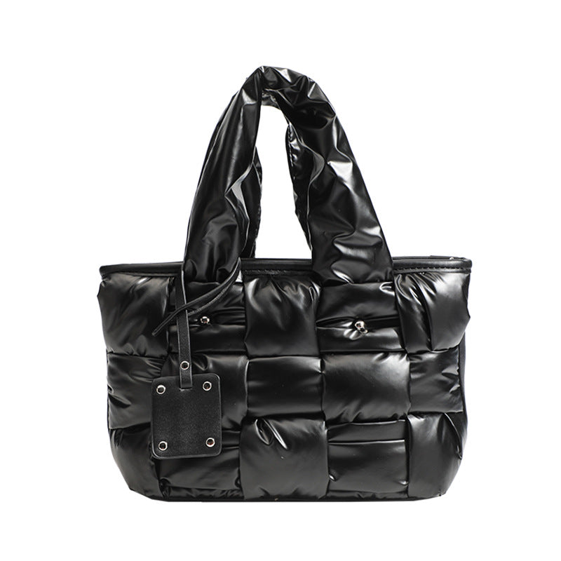 Schwarze, glänzende gewebte Puffer-Tote-Bag mit gepolsterten Henkeln und abnehmbarem Schulterriemen, Detailansicht 5