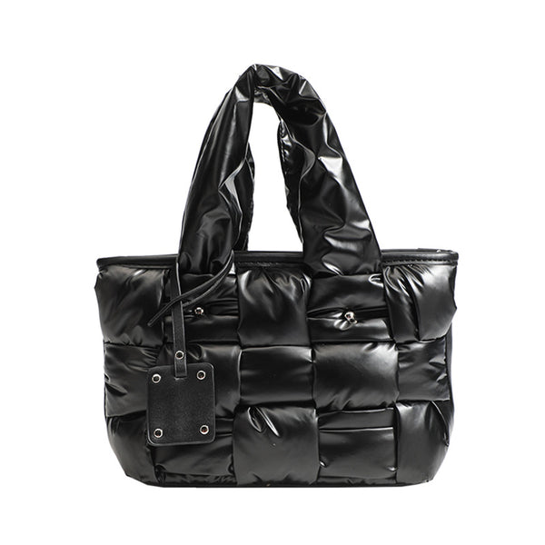 Schwarze, glänzende gewebte Puffer-Tote-Bag mit gepolsterten Henkeln und abnehmbarem Schulterriemen, Detailansicht 5