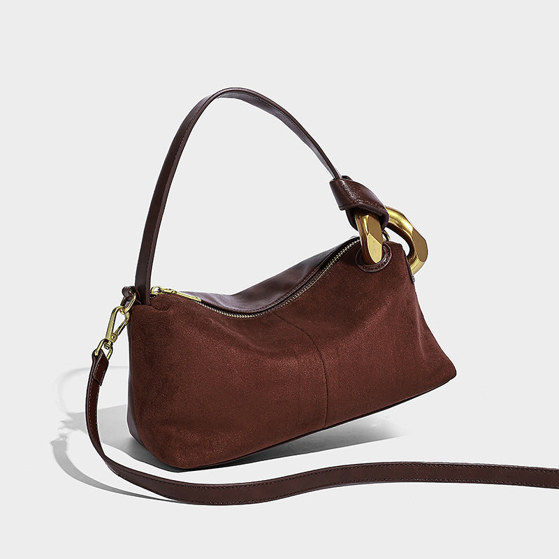 Kompakte Boston-Schultertasche in warmer, brauner Veloursleder-Optik mit glattem dunkelbraunem Besatz, übergroßem goldfarbenem Ringbeschlag und Reißverschluss oben