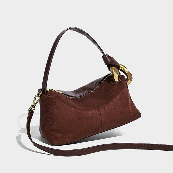 Kompakte Boston-Schultertasche in warmer, brauner Veloursleder-Optik mit glattem dunkelbraunem Besatz, übergroßem goldfarbenem Ringbeschlag und Reißverschluss oben
