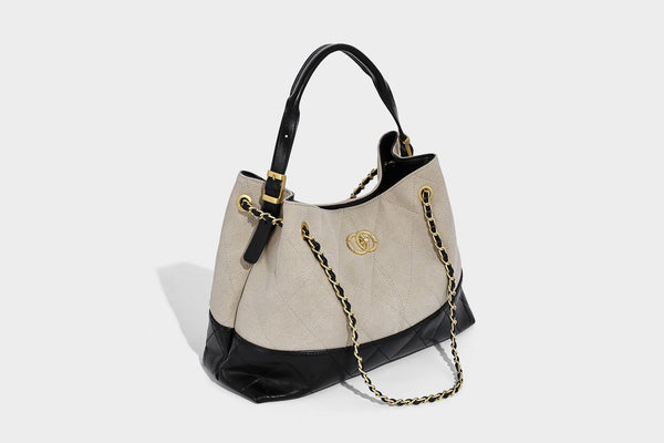 Gesteppte zweifarbige Schulter-Tote-Bag mit goldfarbenem Kettenriemen und ineinandergreifendem Ringemblem im apricot-schwarzen Colorblocking, Detail