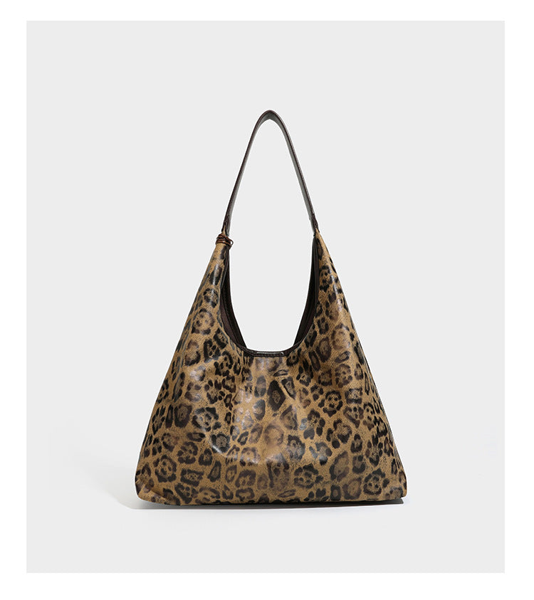 Weich fallende Hobo-Tote-Bag mit Leopardenmuster in Beige und Braun, dunkelbraunem Riemen in Lederoptik und herabhängenden Perlenanhänger-Beschlägen