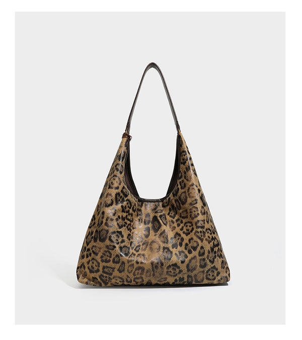 Weich fallende Hobo-Tote-Bag mit Leopardenmuster in Beige und Braun, dunkelbraunem Riemen in Lederoptik und herabhängenden Perlenanhänger-Beschlägen