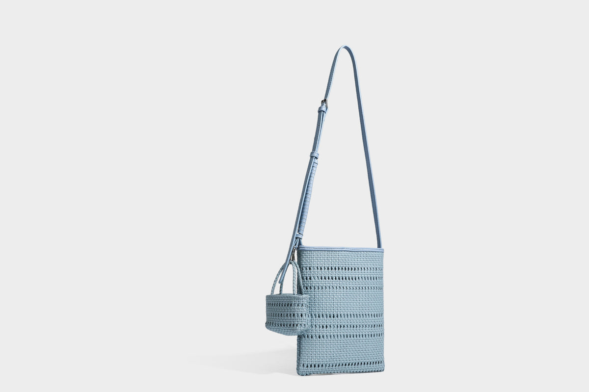 Kleine rechteckige Crossbody-Tasche aus offen geflochtenem Material mit passendem Mini-Täschchen und verstellbarem schmalem Riemen, Detailansicht 41