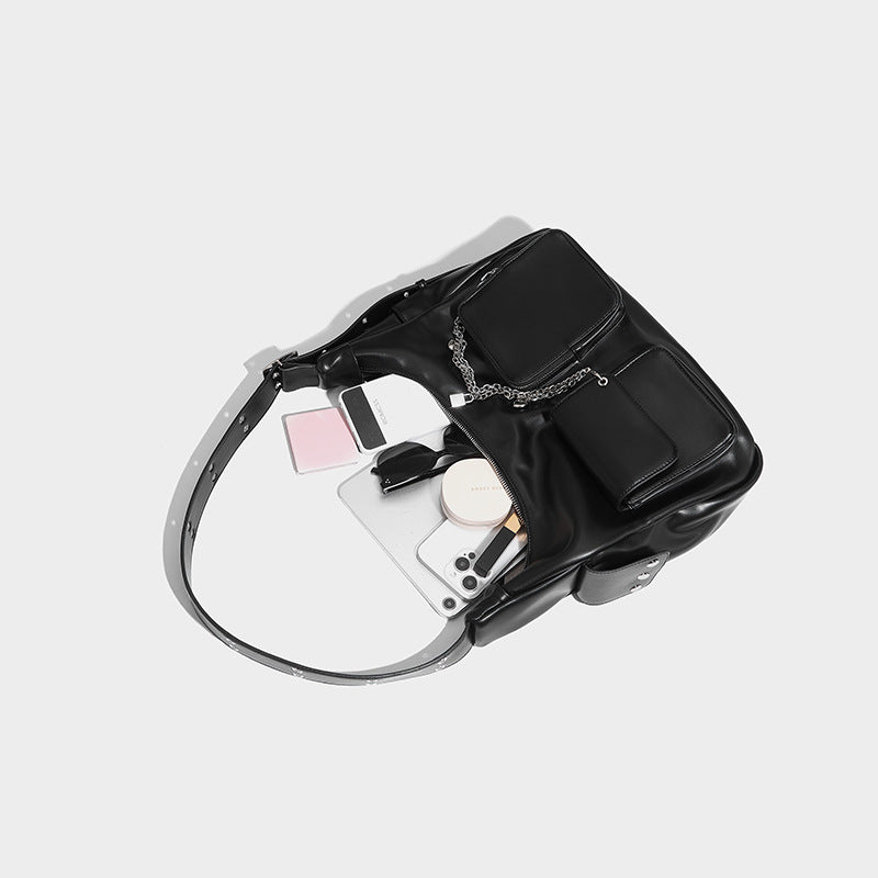 Lässig fallende Hobo-Schultertasche mit glänzender Lederoptik, vorderen Überschlagtaschen, Kettenakzenten und silberfarbenen Nietenbeschlägen
