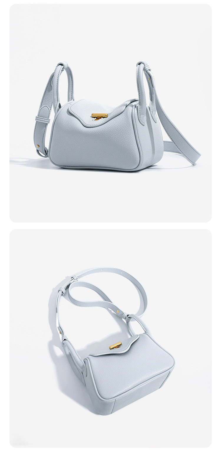 Mini-Schultertasche mit strukturierter Überschlagklappe in genarbter Lederoptik, goldfarbenem Drehverschluss und verstellbarem Riemen