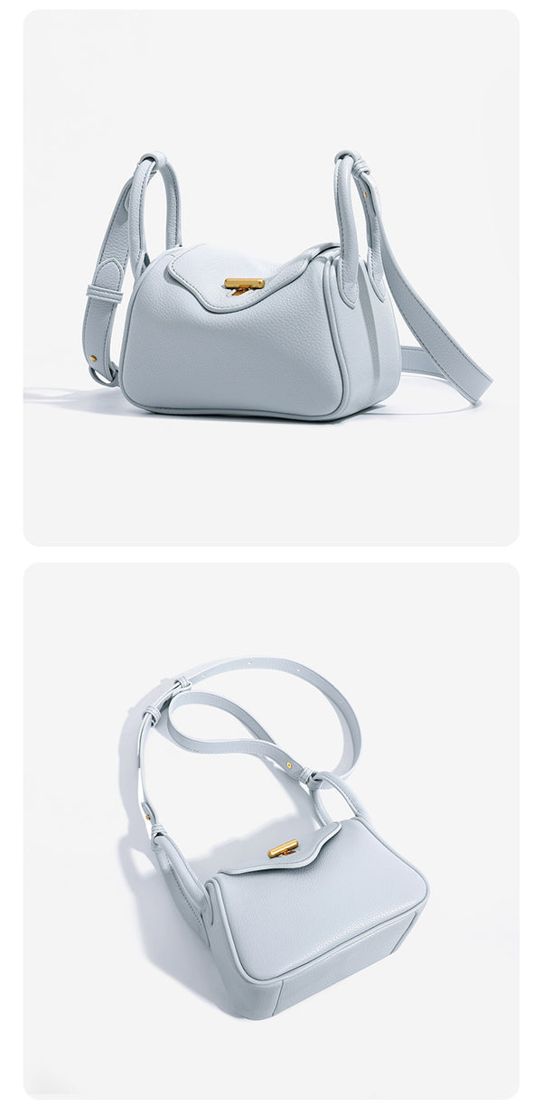 Mini-Schultertasche mit strukturierter Überschlagklappe in genarbter Lederoptik, goldfarbenem Drehverschluss und verstellbarem Riemen