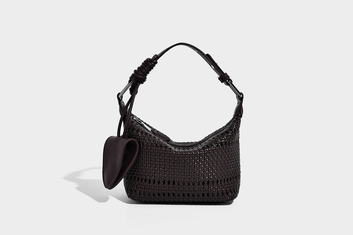 Kleine gewebte Hobo-Schultertasche mit sichelförmiger Silhouette, Reißverschluss oben, silberfarbenen Beschlägen und verstellbar, Detailansicht