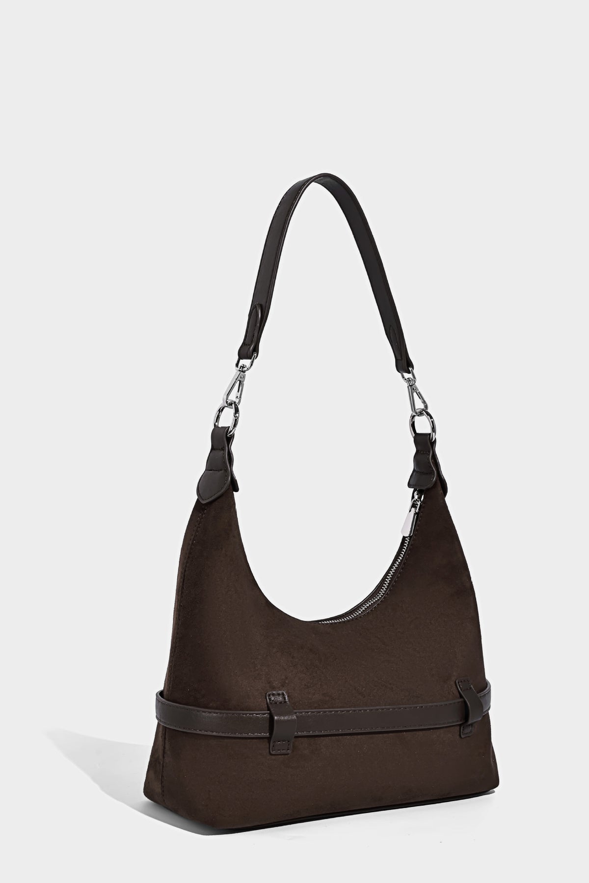 Hobo-Schultertasche in Dunkelbraun mit velourslederartiger Oberfläche, silberfarbener Gürtelschnalle und Ösenbeschlägen, verstellbarem Riemen, Detailansicht