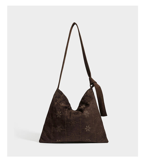 Lässige Hobo-Schultertasche in dunkelbrauner Velourslederoptik mit Ton-in-Ton-Blumenstickerei und langem, geknotetem Einzelriemen, Detailansicht