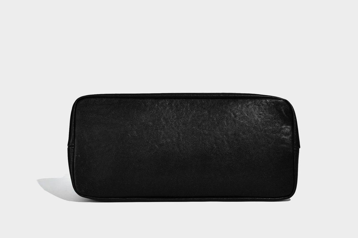 Glänzende, strukturierte schwarze Tote-Bag mit silberfarbenem Schnallenriemen, zwei Henkeln und abnehmbarem Schulterriemen, Detailansicht 26