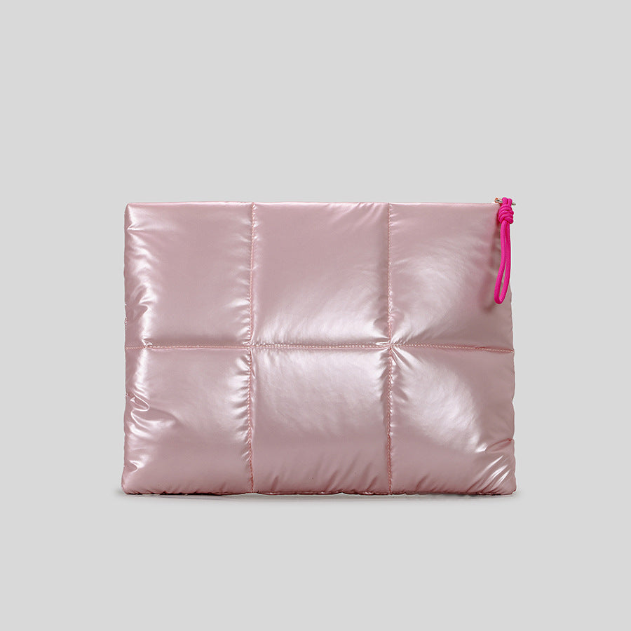 Gesteppte Puffer-Schultertasche in hochglänzendem Metallic-Silber mit neonfarbenem Kordel-Zipperanhänger und gepolstertem, geknotetem Trageriemen, Detailansicht 9