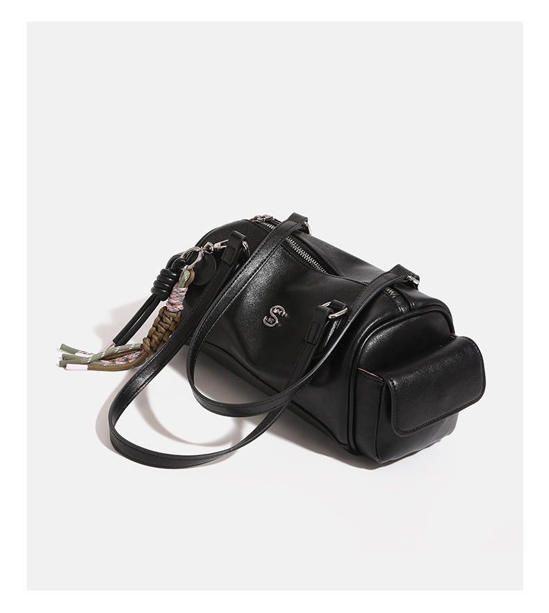 Schwarze, glänzende Bowling-Schultertasche in Lederoptik mit zwei Riemen, silberfarbenen Beschlägen, seitlichen Überschlagtaschen und geflochtenem Seil