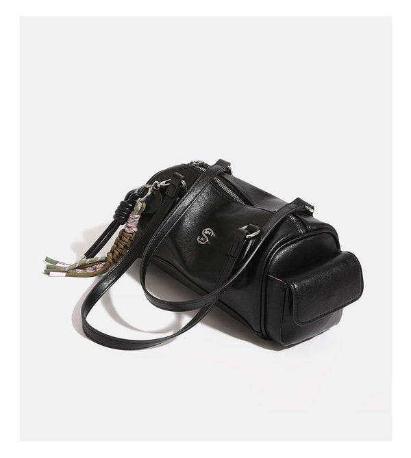 Schwarze, glänzende Bowling-Schultertasche in Lederoptik mit zwei Riemen, silberfarbenen Beschlägen, seitlichen Überschlagtaschen und geflochtenem Seil