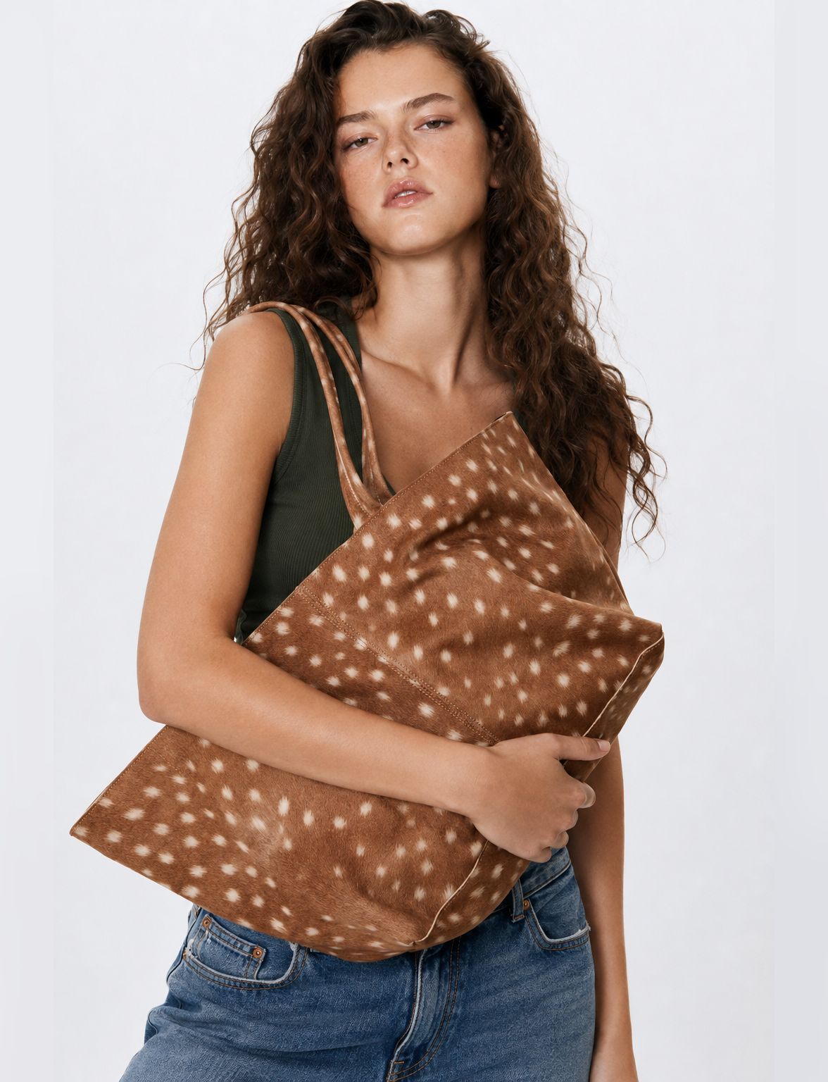 Große Tote-Bag aus Samt mit Fleckenmuster und offenem Design, langen Schulterriemen und weich geschwungener Trapezform, Detailansicht 11