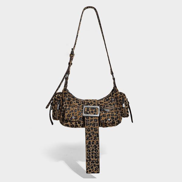 Halbmondförmige Schultertasche mit Nieten besetzter Riemenschnallenlasche, mehreren Frontfächern und silberfarbenen Metalldetails, Detailansicht 48