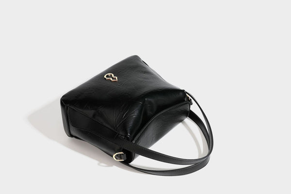 Glänzende, geknautschte Henkeltasche in Lederoptik mit goldfarbenen Emblem-Details und abnehmbarem Schulterriemen, Detailansicht 37