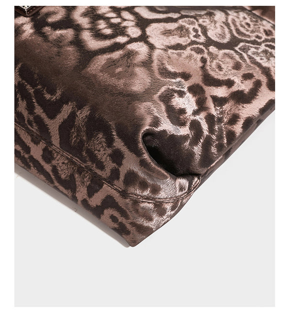 Große, weich fallende Schulter-Tote-Bag mit glänzendem Leopardenmuster in Braun und Schwarz, schmalem Riemen in Lederoptik und silberfarbenem