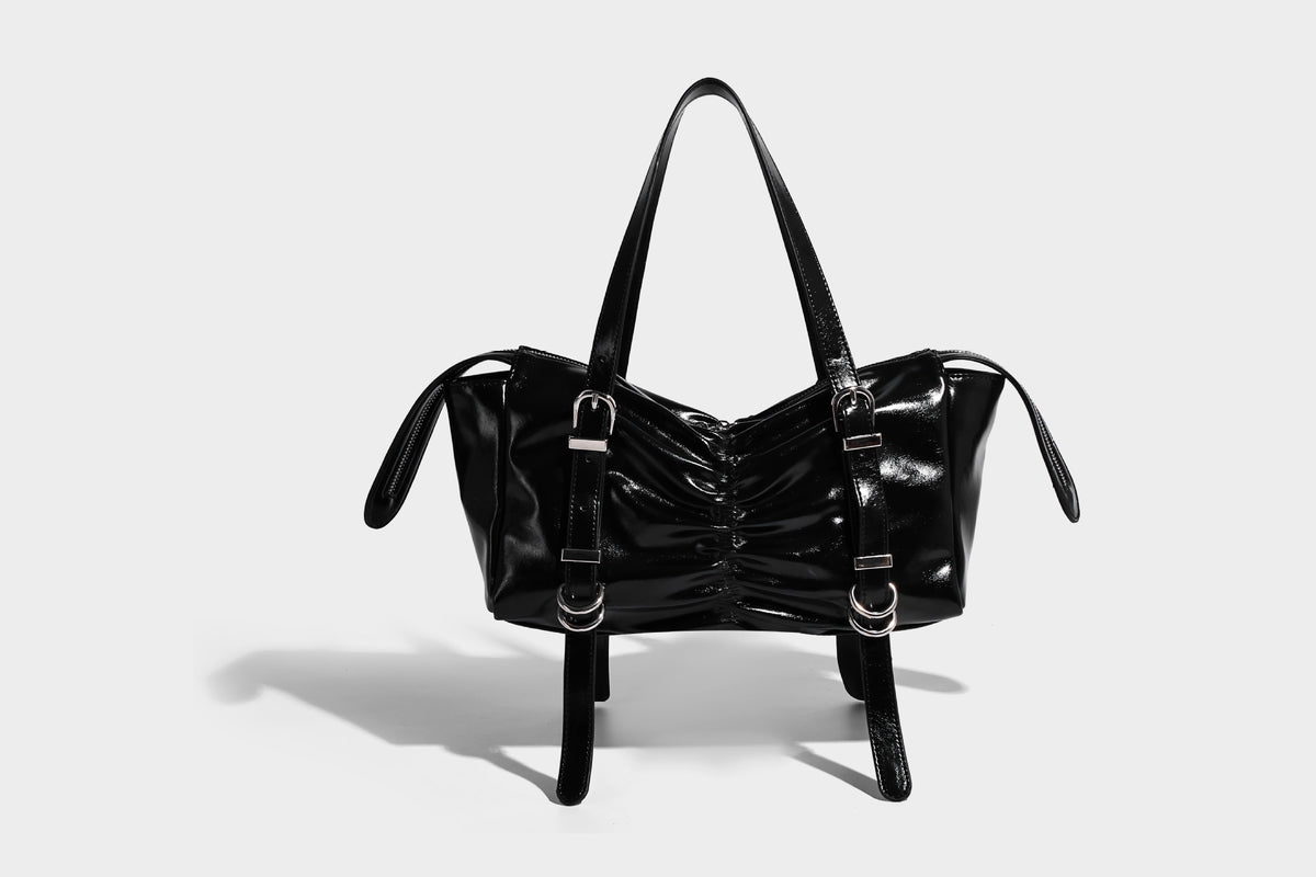 Glänzende, rechteckige Schultertasche mit Raffdetails, zwei verstellbaren Riemen, Reißverschluss oben und Schnallenbeschlägen in Silberoptik