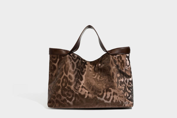 Glänzende Tote-Bag mit Leopardenmuster, dunkelbraunem Besatz in Lederoptik und zwei Tragegriffen, Detailansicht 22