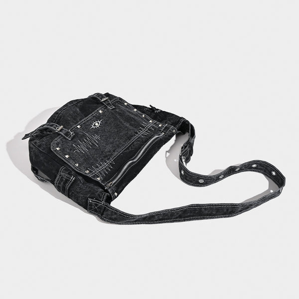 Große Hobo-Schultertasche aus verwaschenem schwarzem Denim mit silberfarbenen Nieten und verstellbarem Crossbody-Riemen, Detailansicht 3
