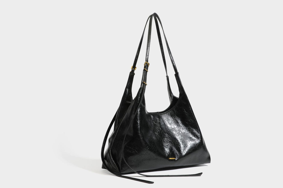 Locker fallende Hobo-Schultertasche mit offenem Oberteil aus glänzendem, geknautschtem Lederimitat in Dunkelbraun, mit schmalem verstellbarem Riemen und goldfarbenem