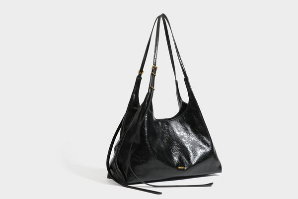Locker fallende Hobo-Schultertasche mit offenem Oberteil aus glänzendem, geknautschtem Lederimitat in Dunkelbraun, mit schmalem verstellbarem Riemen und goldfarbenem