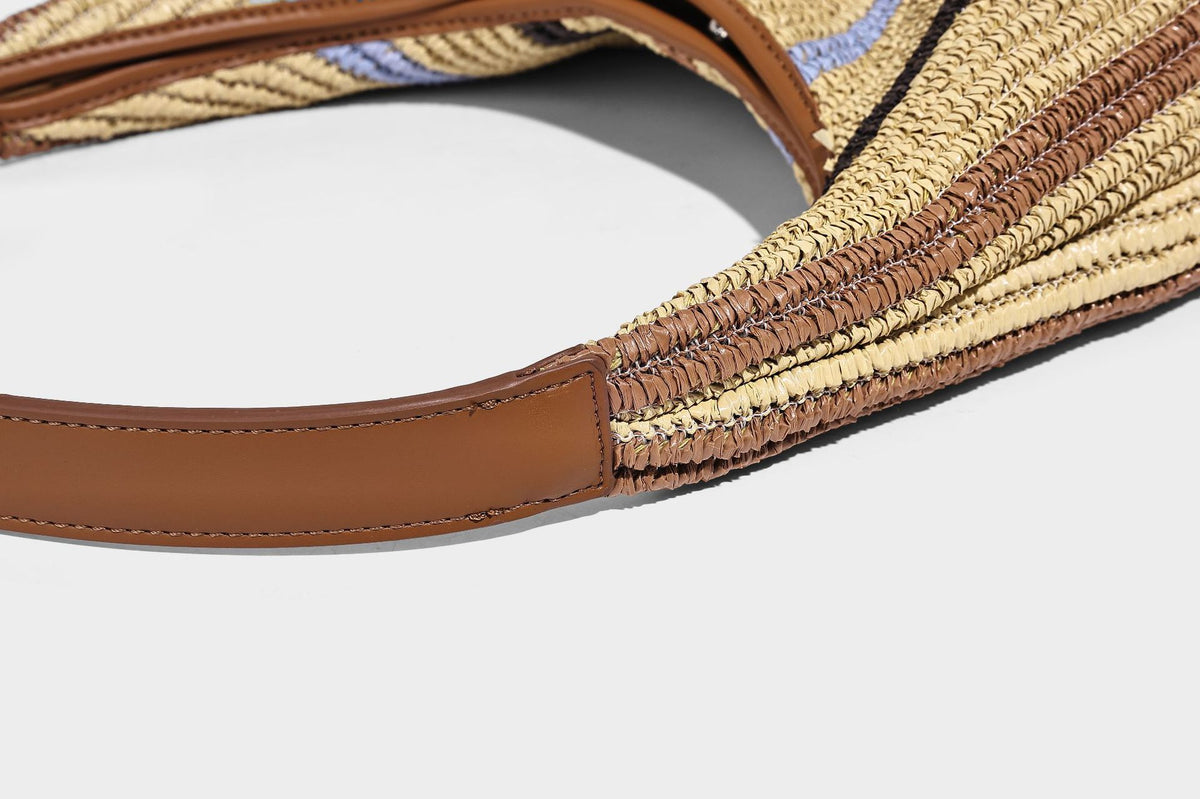 Weich fallender Hobo-Shopper aus gestreiftem Webmaterial in Camel mit mehrfarbigen Streifen und braunem Besatz in Lederoptik, mit abnehmbarem Reißverschluss abgebildet