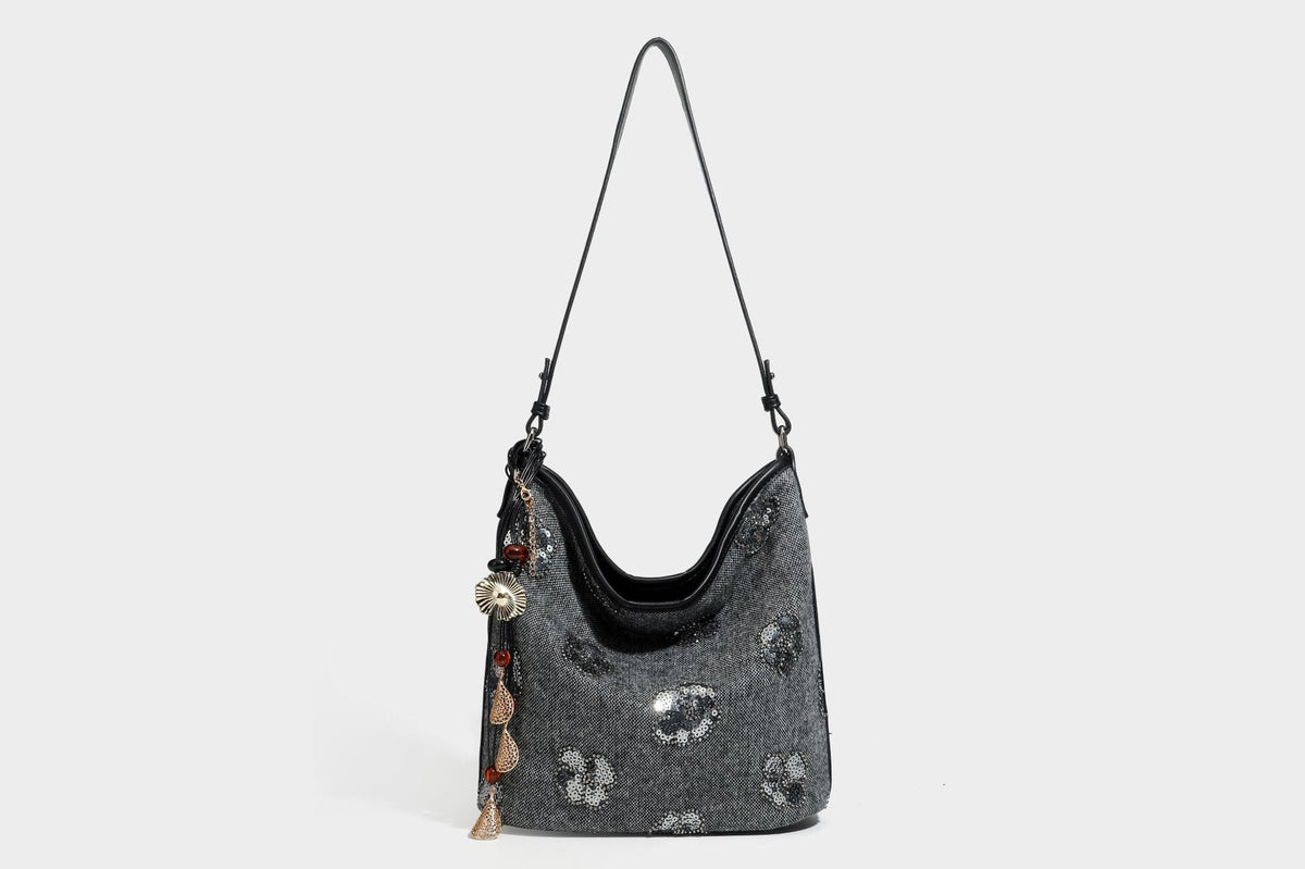 Lässige Hobo-Schultertasche aus anthrazitfarbenem Webstoff mit floraler Stickerei aus silbernen Pailletten, Besatz in schwarzer Lederoptik und langem
