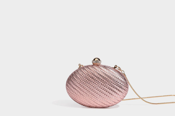 Kleine, ovale, metallisch gewebte Clutch mit juwelenbesetztem Bügelverschluss in Goldoptik und abnehmbarem Kettenriemen, Detailansicht 32