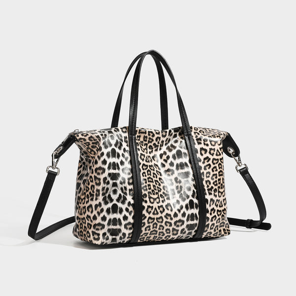 Glänzende Tote-Bag in Lederoptik mit Leopardenmuster, schwarzer Einfassung, Reißverschluss und zwei Schulterhenkeln, Vorderansicht