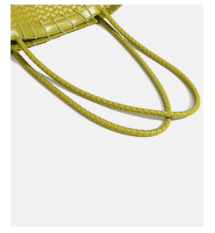 Chartreusegrüne Tote-Bag aus Korbgeflecht mit langen geflochtenen Schulterriemen, verstärktem Rand und passender Reißverschlusstasche, Detailansicht