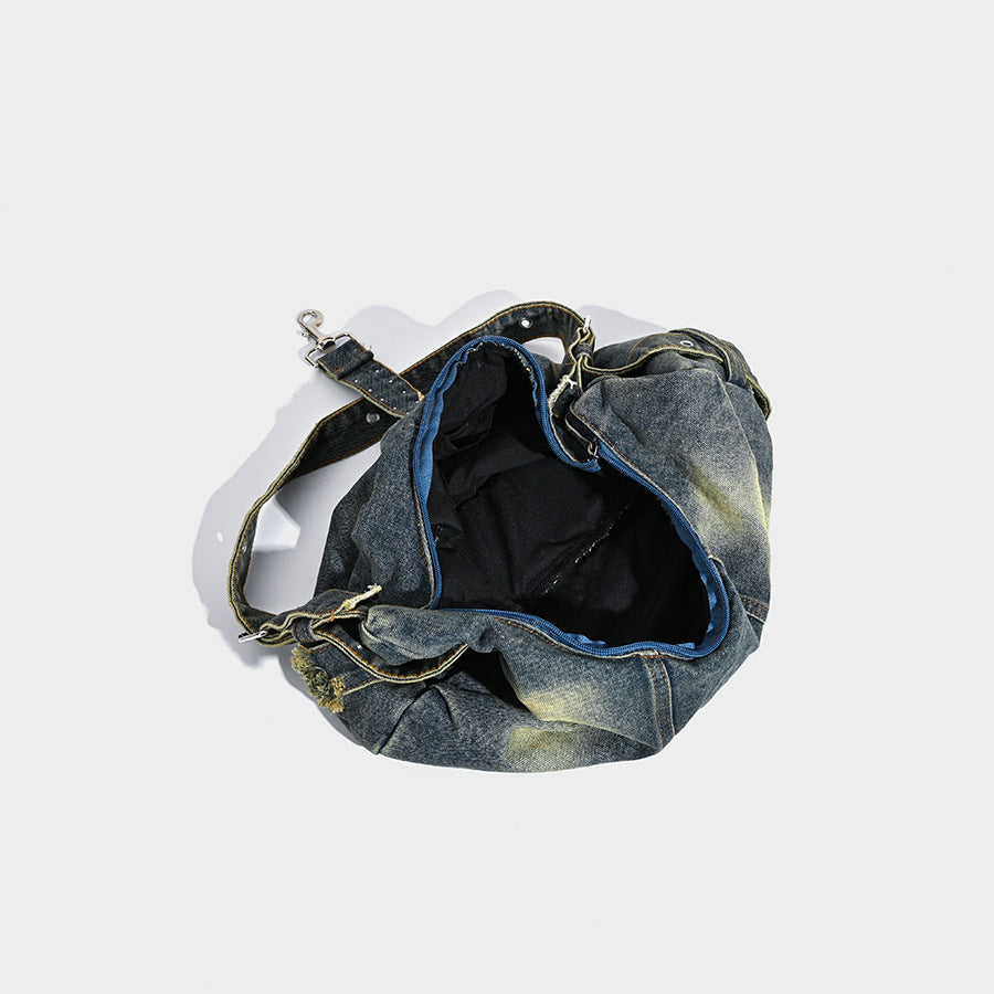 Hobo-Bag aus Denim mit Used-Effekt, Pyramiden-Nieten und verstellbarem Schulterriemen, Detailansicht 4