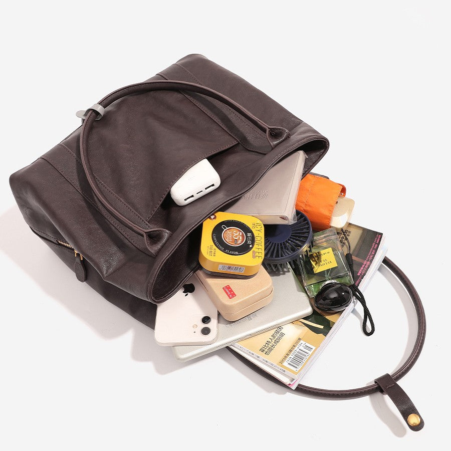 Strukturierte Trapez-Tote-Bag in dunkler Schokoladenbraun-Lederoptik mit langen Schulterriemen, vorderem Steckfach und Detailansicht