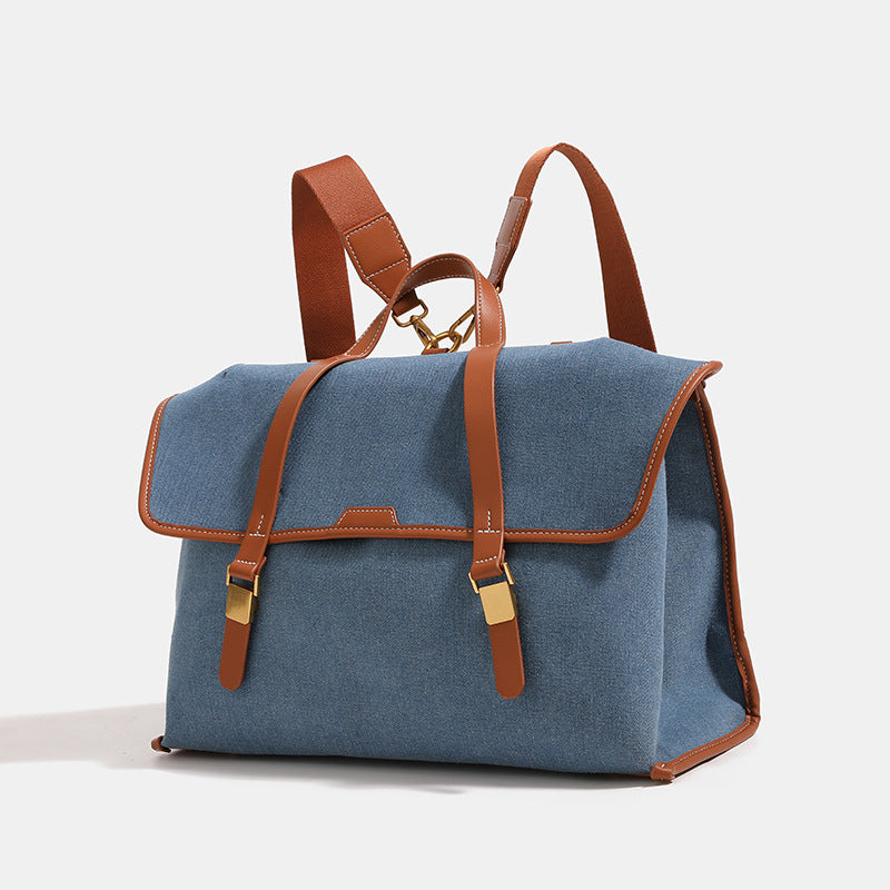 Strukturierter wandelbarer Rucksack im Denim-Look mit Besatz in Cognac-Lederoptik, goldfarbenen Schnallen und Tragegriff an der Oberseite